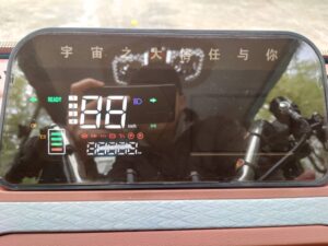 Nahaufnahme des digitalen Tachos mit Geschwindigkeitsanzeige im Cargo Runner Cabin Classic