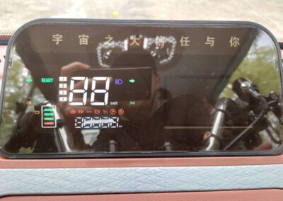 Nahaufnahme des digitalen Tachos mit Geschwindigkeitsanzeige im Cargo Runner Cabin Classic