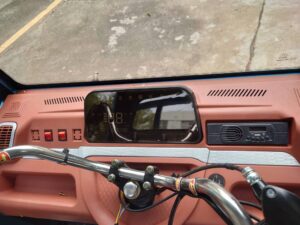 Cockpitansicht mit Blick auf Tacho, Schalter und Steuerkonsole im Cargo Runner Cabin Classic