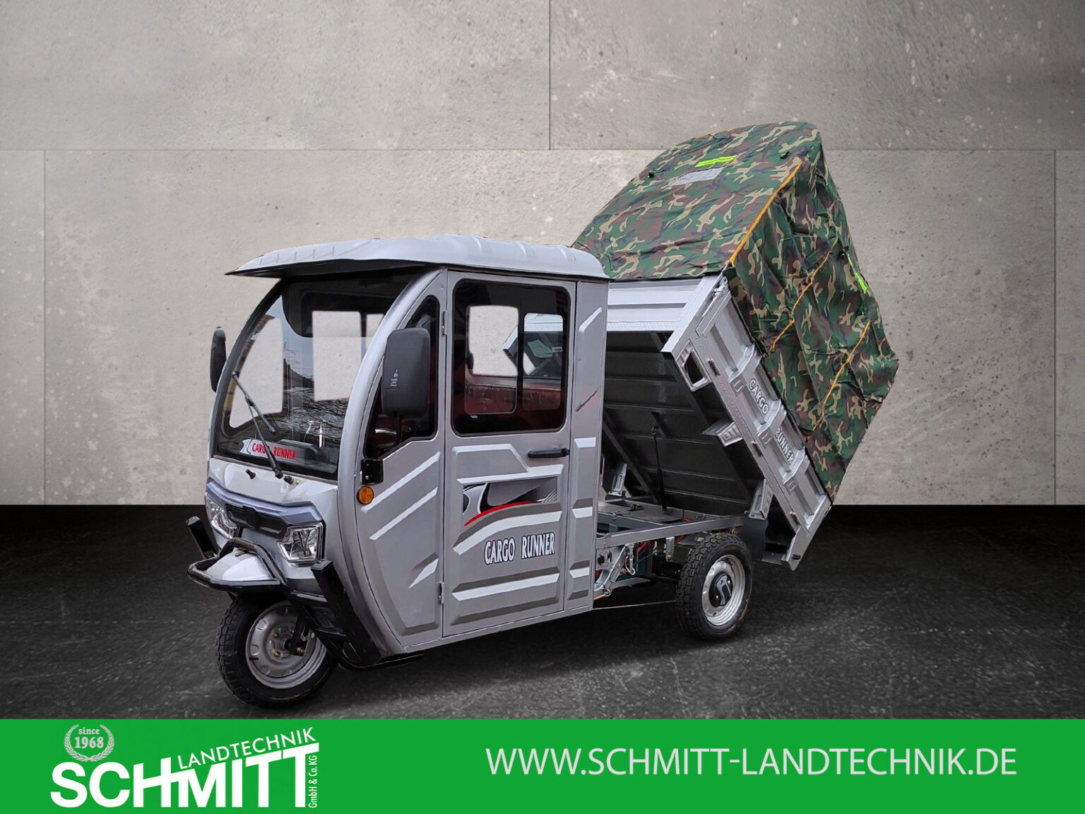Seitenansicht eines silbernen Cargo Runner Classic mit gekippter Pritsche und Tarnplane