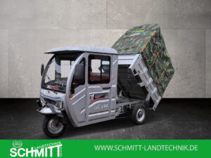 Seitenansicht eines silbernen Cargo Runner Classic mit gekippter Pritsche und Tarnplane