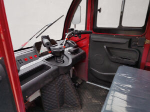 Detailaufnahme vom Innenraum mit Blick auf Lenker, Fußraum und Türen