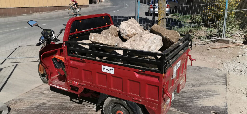 Transport von schweren Steinen mithilfe unseres Cargo Runner Heavy Duty