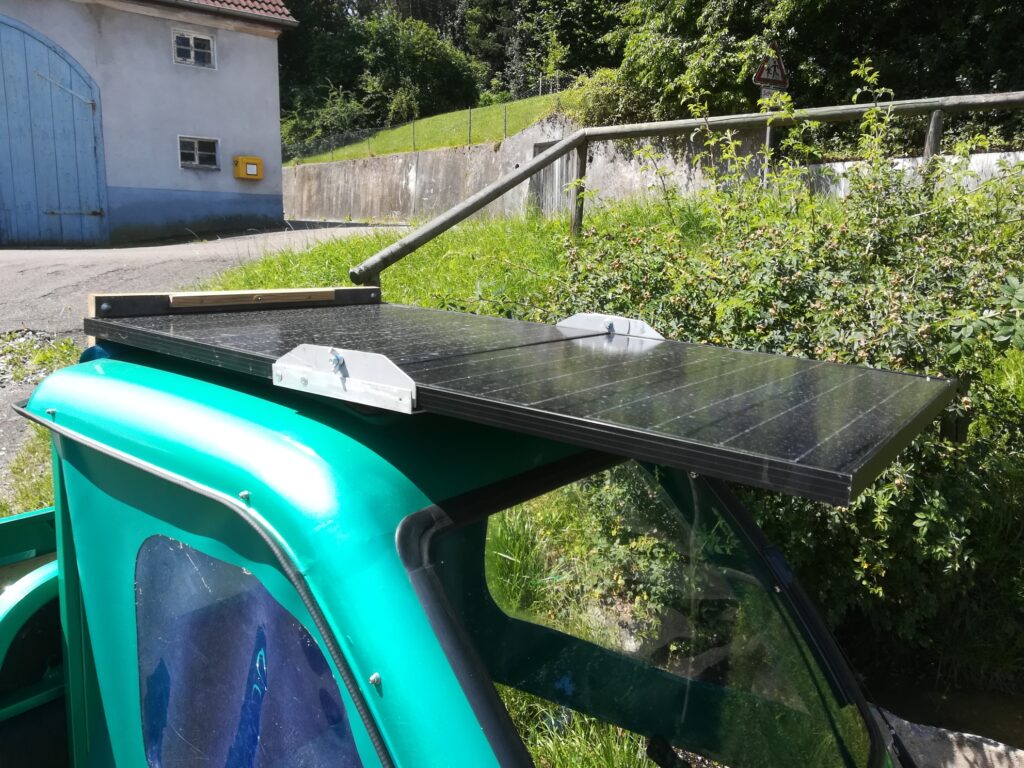 Detailaufnahme des grünen E-Lastenrads mit Blick auf die installierten Solarpanels