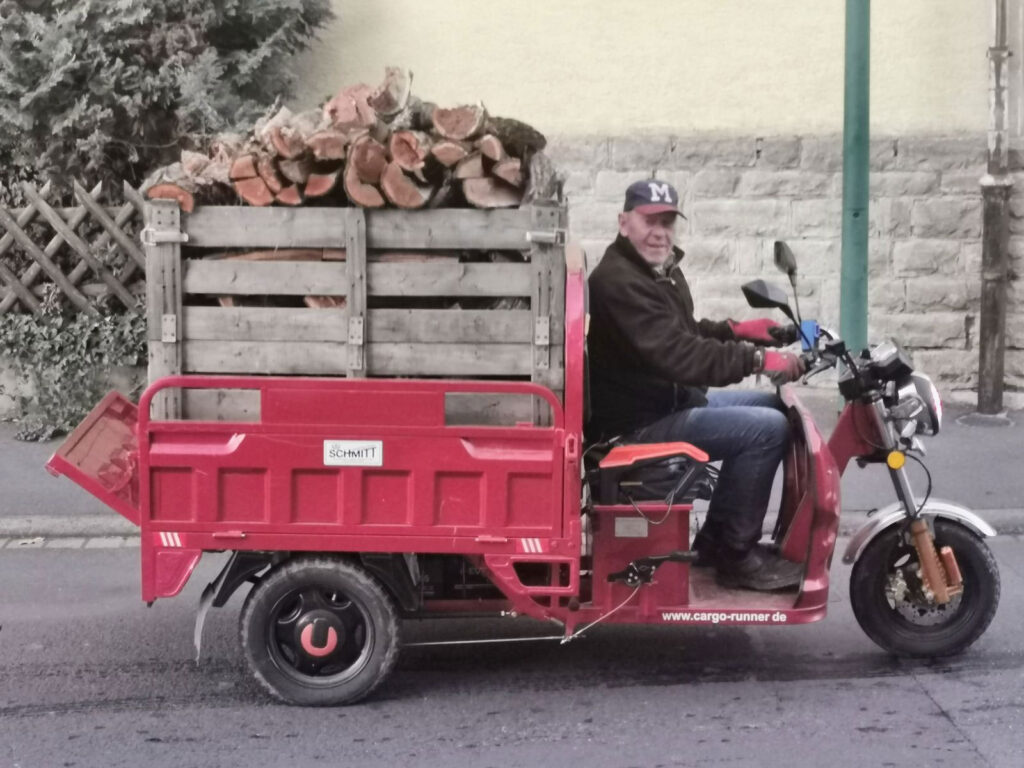 Einsatz unseres Cargo Runner E-Lastenrads zum Transport von Brennholz