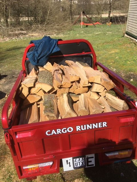 Mit Holzscheiten beladener roter Cargo Runner
