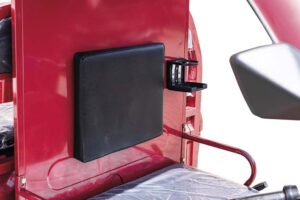 Detailansicht des roten Modells mit Blick auf den Sitzplatz und Getränkehalter