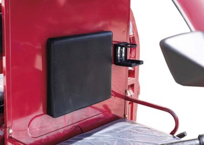 Detailansicht des roten Modells mit Blick auf den Sitzplatz und Getränkehalter