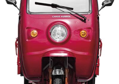 Frontalansicht des Classic Plus mit zwei Spiegeln und rundem Frontscheinwerfer