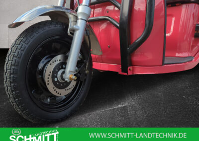 Nahaufnahme der Vorderradgabel beim roten Modell mit sichtbarer Scheibenbremse