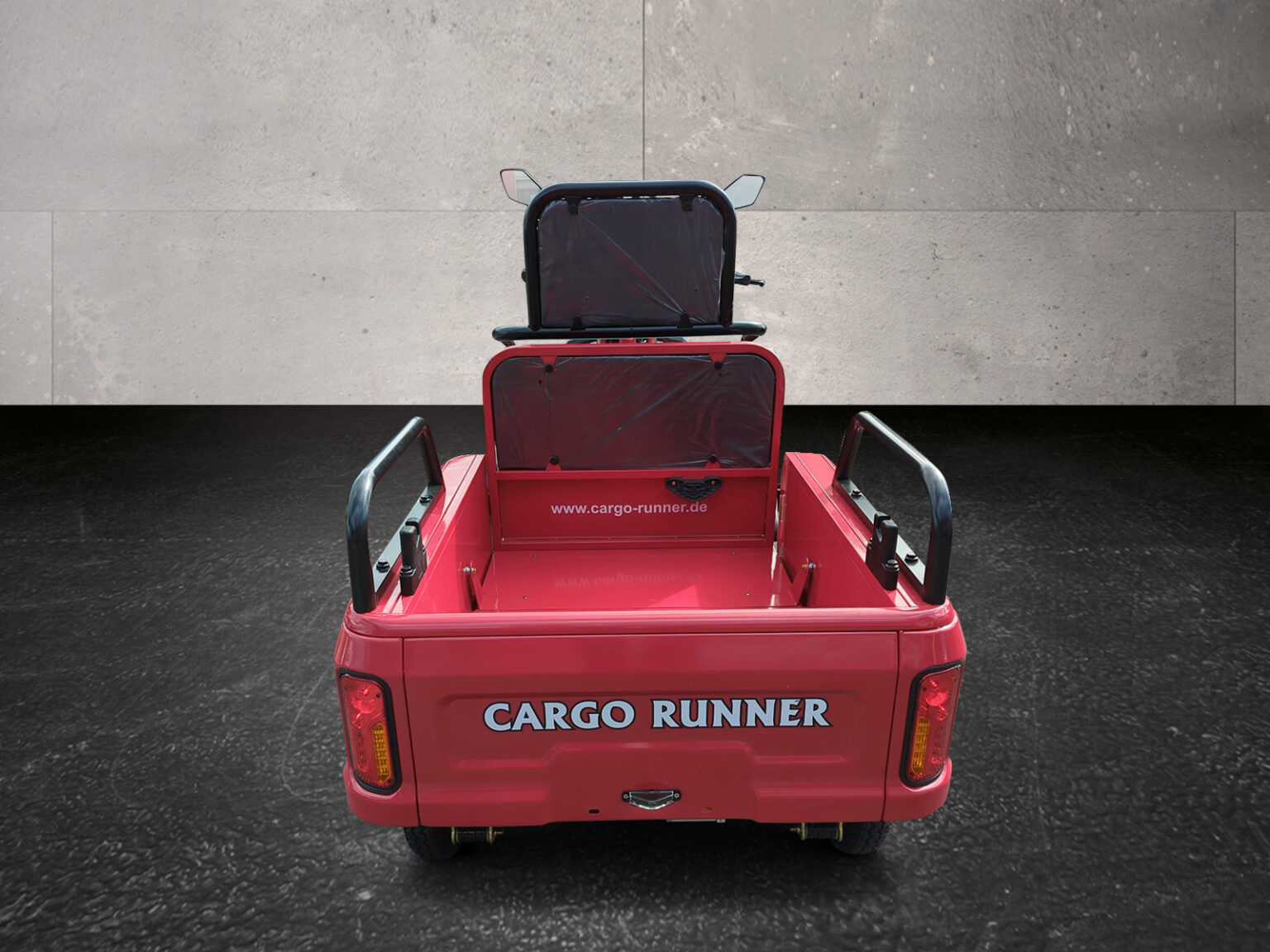 Rückansicht des roten Modells mit Sicht auf die offene Ladefläche