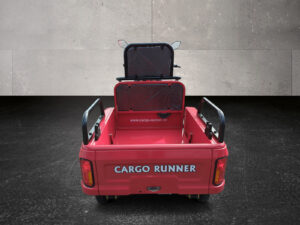 Rückansicht des roten Modells mit Sicht auf die offene Ladefläche