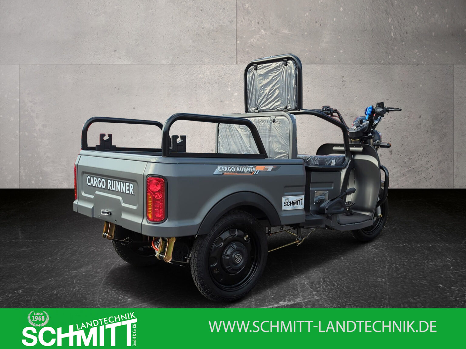 Seitenansicht von schräg hinten auf das graue Modell mit aufgeklappter Sitzbank