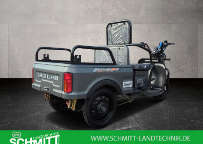 Seitenansicht von schräg hinten auf das graue Modell mit aufgeklappter Sitzbank