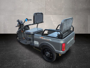 Dreiviertelansicht eines grauen Cargo Runner Compact Rikscha mit hochgeklappter Rückenlehne