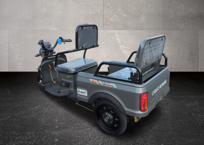 Dreiviertelansicht eines grauen Cargo Runner Compact Rikscha mit hochgeklappter Rückenlehne