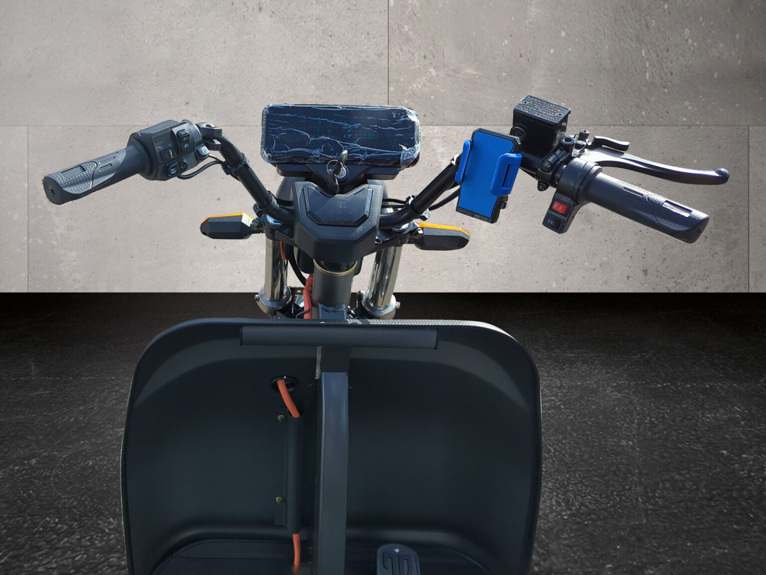 Frontale Nahaufnahme des Lenkers eines Cargo Runner Rikscha E-Lastenrads