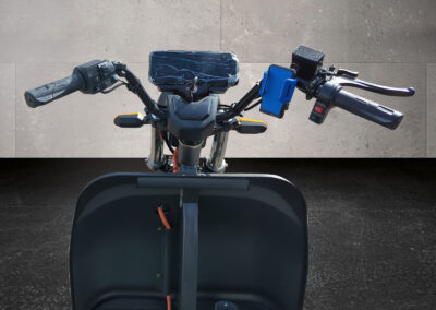 Frontale Nahaufnahme des Lenkers eines Cargo Runner Rikscha E-Lastenrads