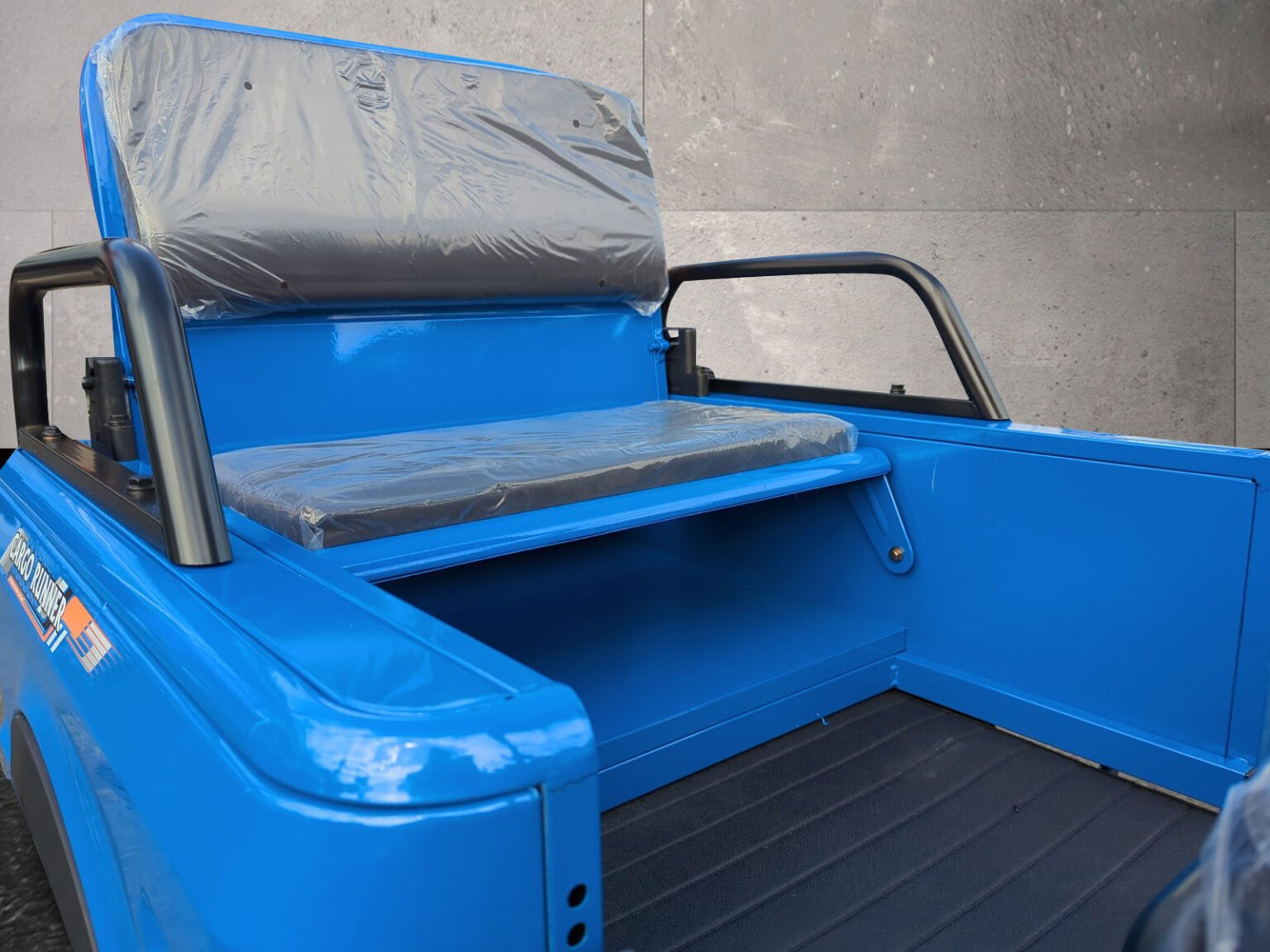 Detailansicht der Ladefläche des blauen Modells mit hochgeklappter Sitzbank