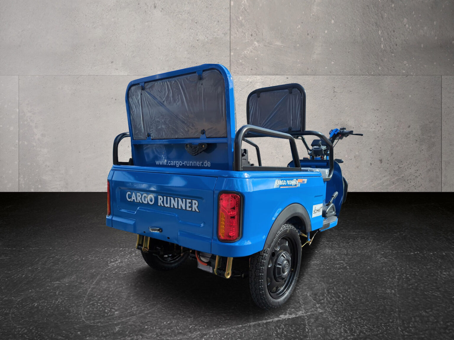 Rückansicht des blauen Modells mit Sitzbank