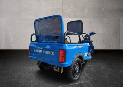 Rückansicht des blauen Modells mit Sitzbank