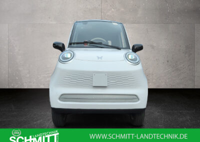 Frontansicht eines hellblauen Microcars mit Blick auf die Scheinwerfer