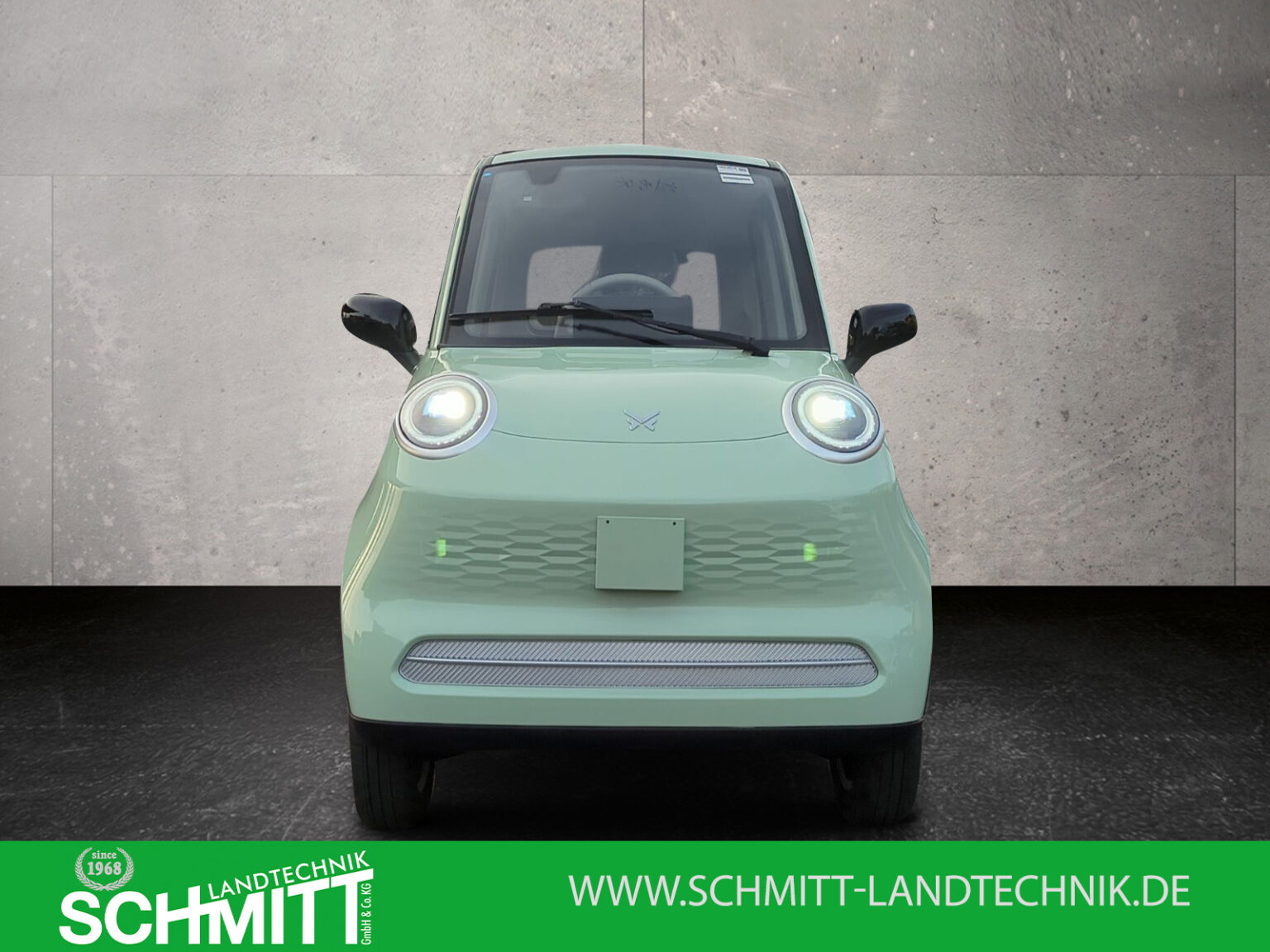 Frontalansicht des mintgrünen Microcars mit abgerundeter Frontpartie