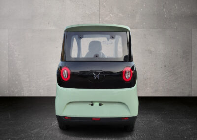 Rückansicht des mintgrünen Microcars mit LED-Rückleuchten