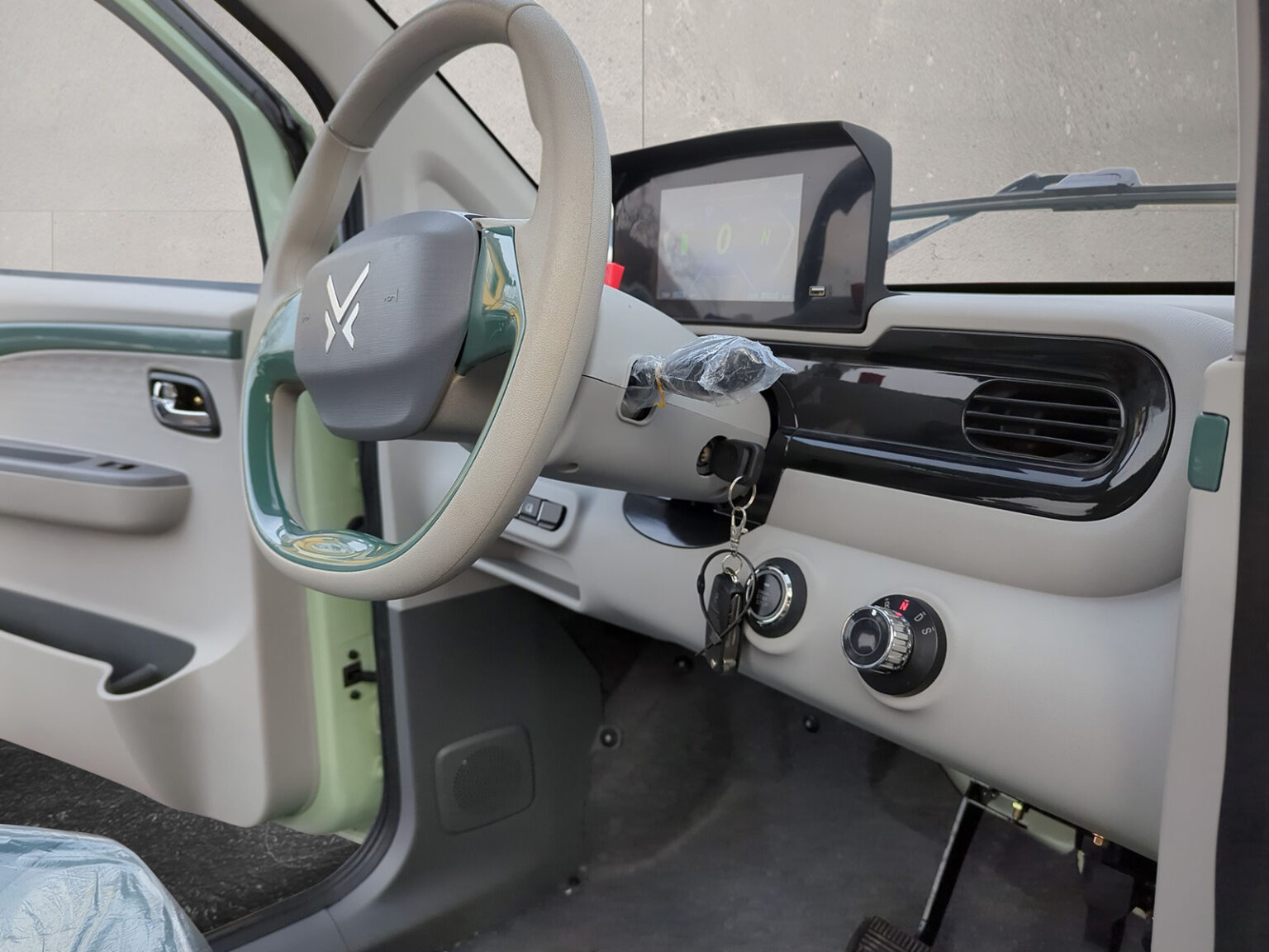 Lenkrad mit Sicht auf das Armaturenbrett des mintgrünen Passenger Cabin