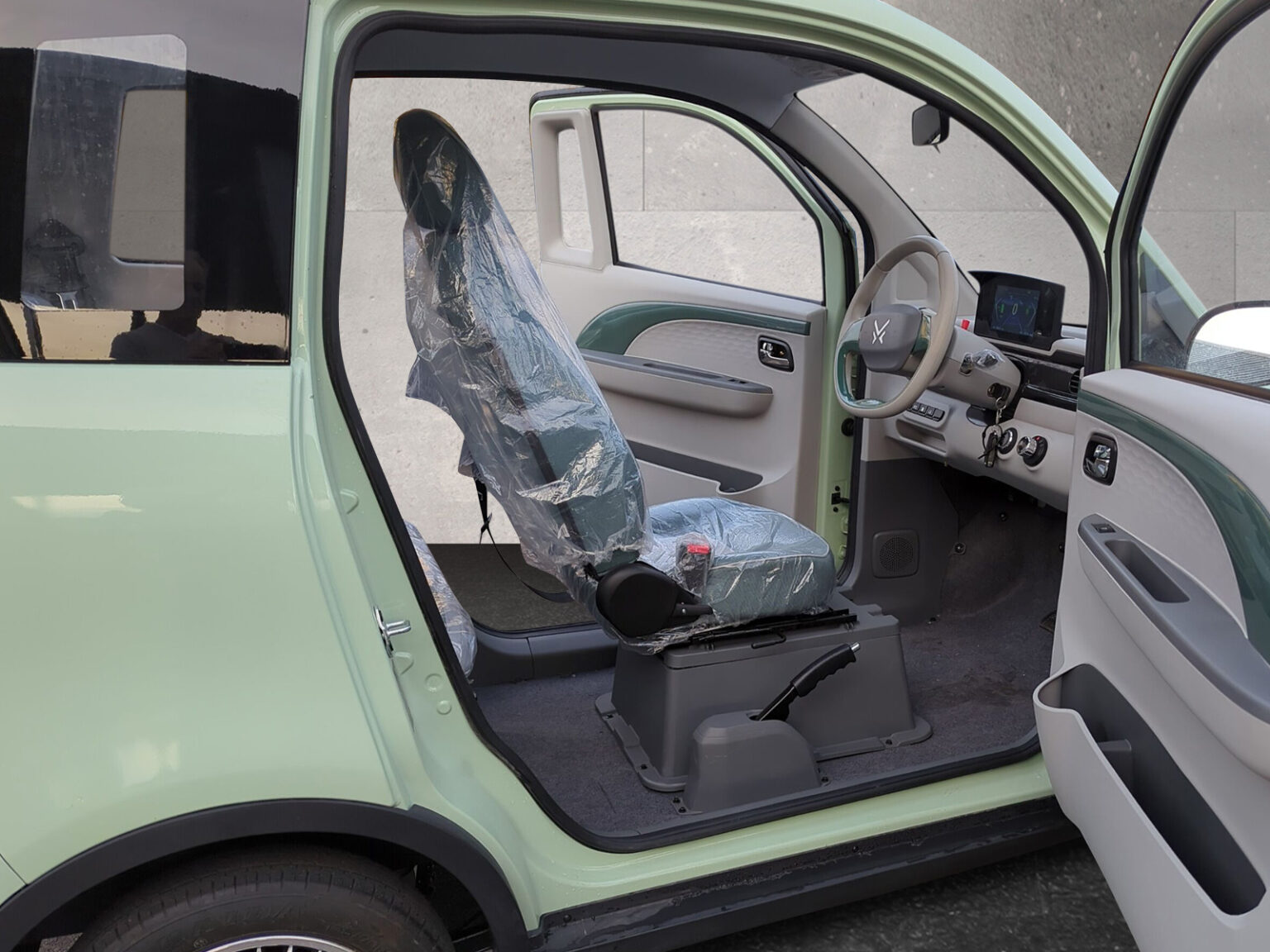 Fahrerseite mit Blick auf die geöffneten Türen des Passenger Cabin 2-Sitzer