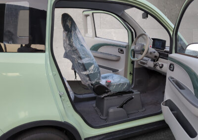 Fahrerseite mit Blick auf die geöffneten Türen des Passenger Cabin 2-Sitzer