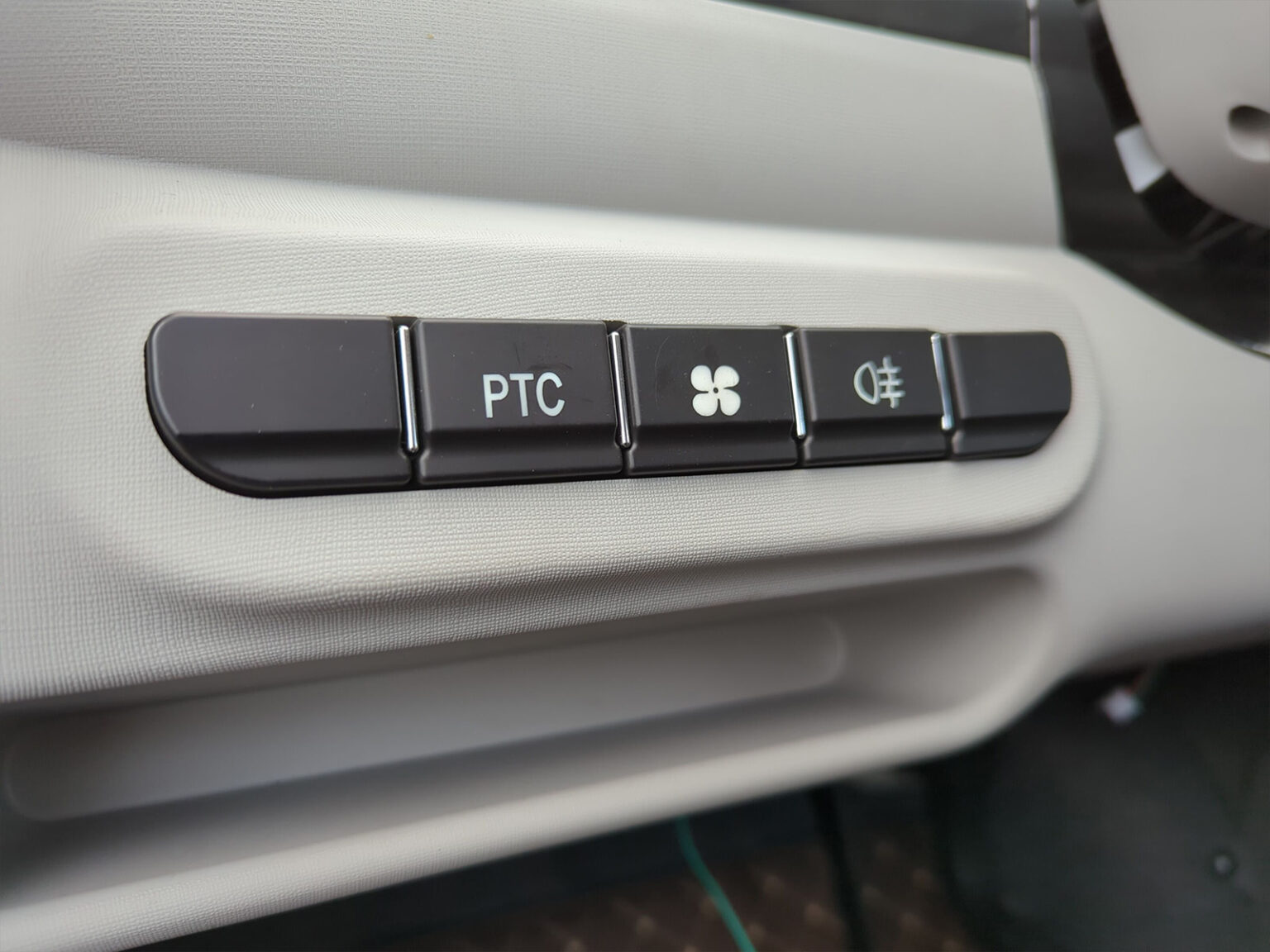 Detailansicht der Bedienknöpfe für Fensterheber und Lichtsteuerung