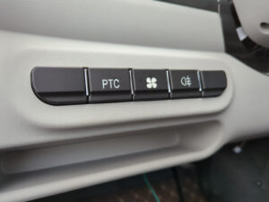 Detailansicht der Bedienknöpfe für Fensterheber und Lichtsteuerung