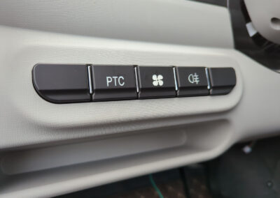 Detailansicht der Bedienknöpfe für Fensterheber und Lichtsteuerung