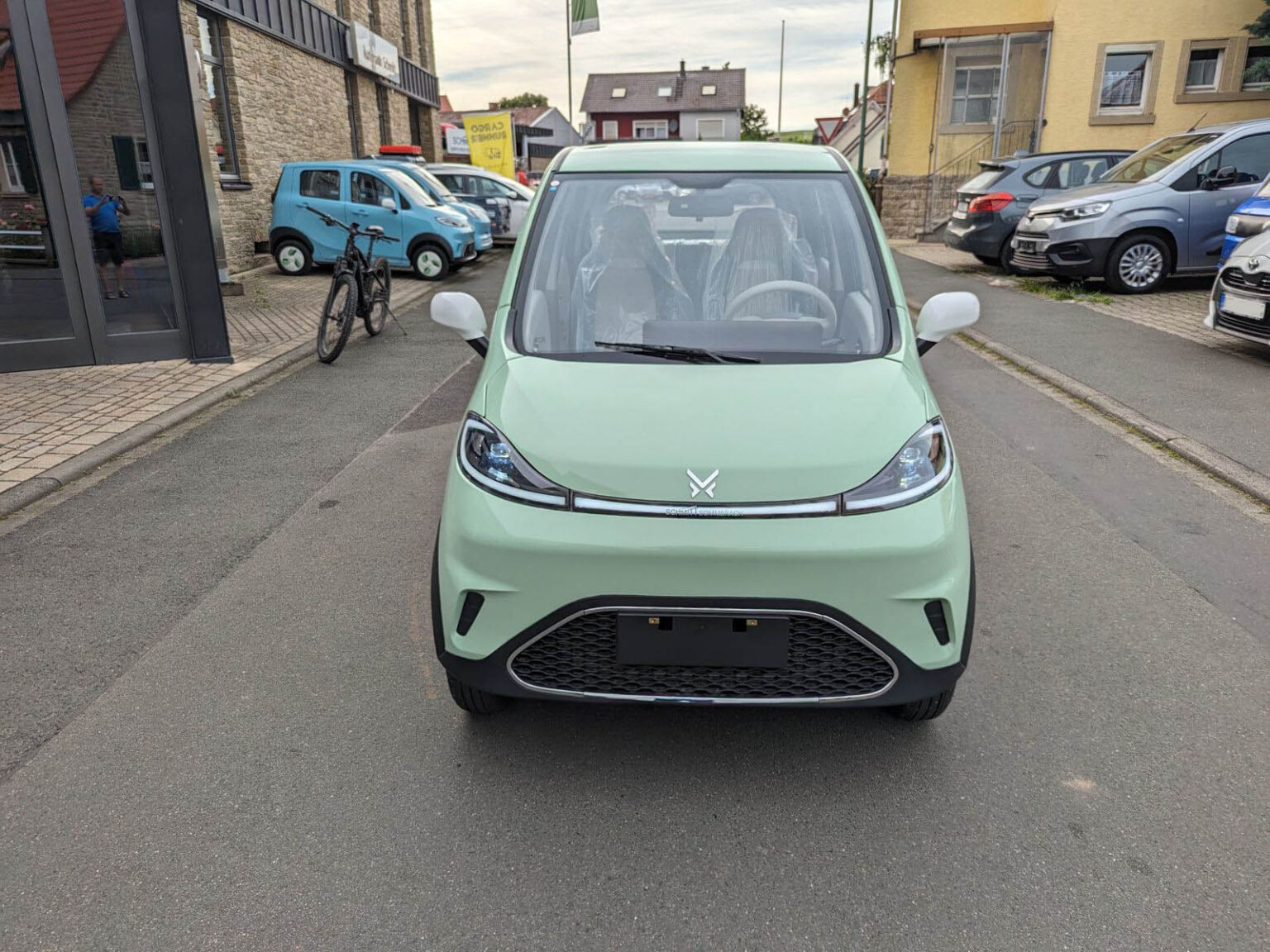 Mintgrünes Modell des Passanger Cabin 4-Sitzers auf der Straße aus Frontalperspektive