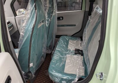 Rückbank des 4-Sitzer Modells in hellblauem Innenraum mit geöffneter Tür