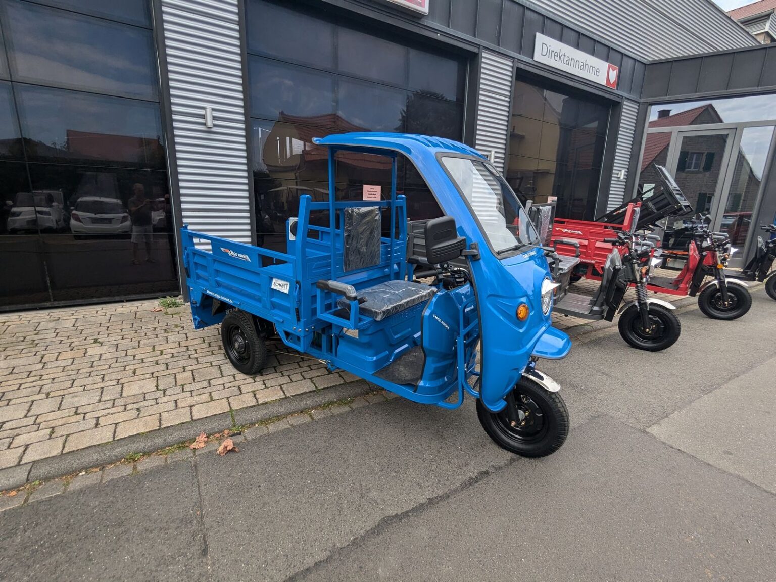 Seitenansicht des blauen Heavy Duty an unserem Standort