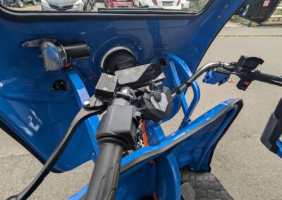 Nahaufnahme des Lenkers beim blauen Modell mit Kontrolleinheit