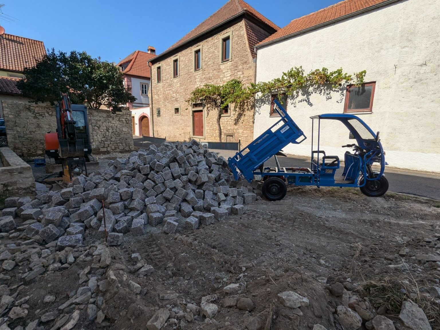 Einsatz des Heavy Duty auf Baustelle bei der Entladung von Schüttgut