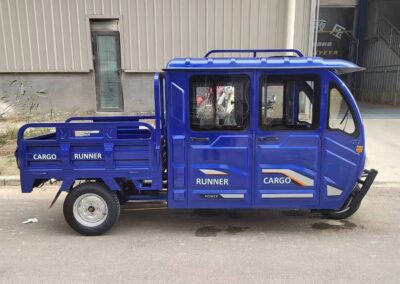 Seitenansicht links des blauen Doppelkabiners mit Personen- und Laderaum