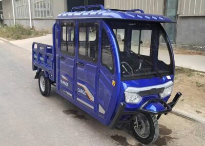 Frontalansicht des blauen Doppelkabiners mit geschlossener Kabine und offener Ladefläche