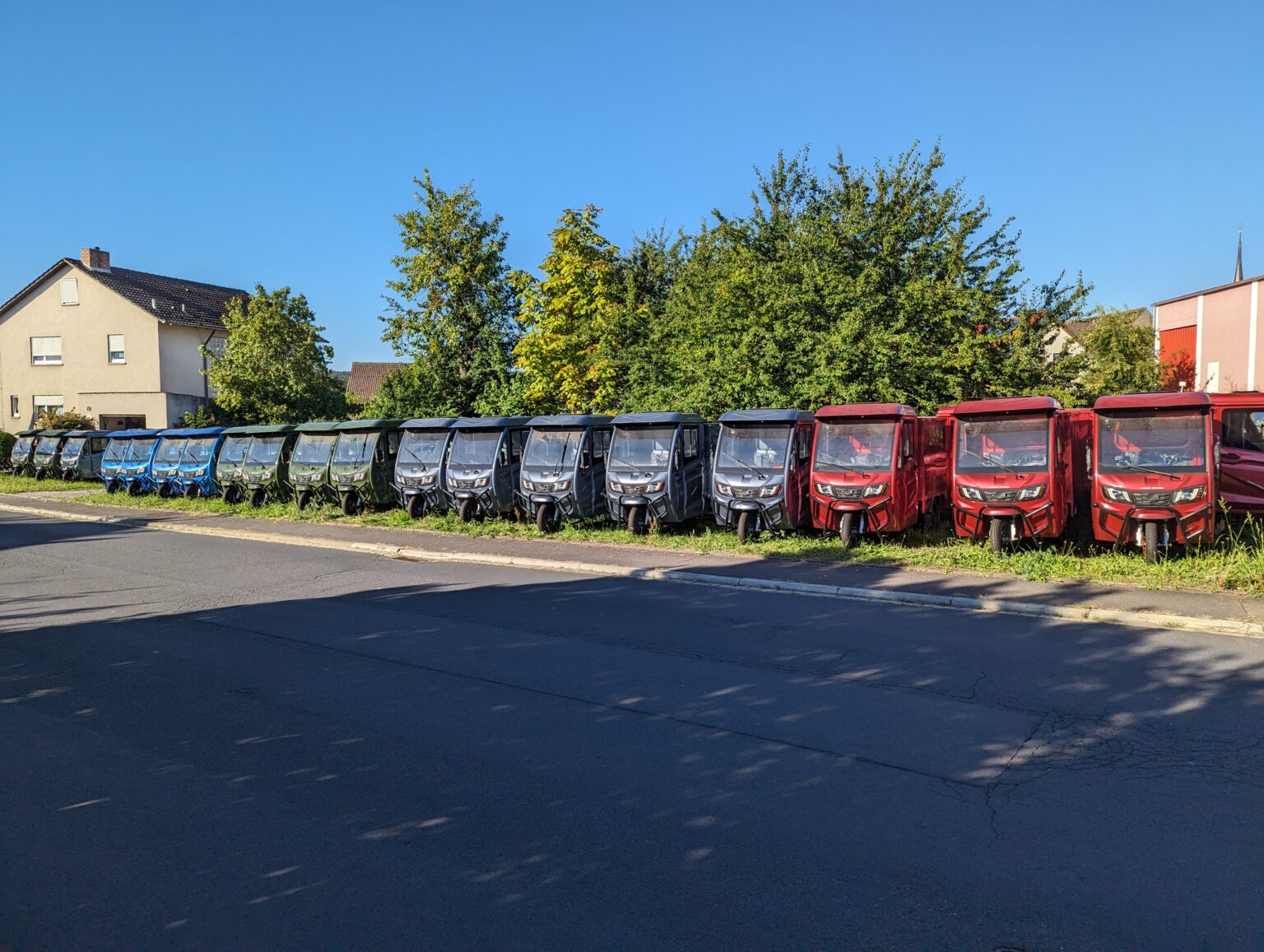 Reihe verschiedener Cargo Runner Mega Modelle in verschiedenen Farben