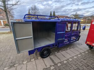 Cargo Runner Doppelkabiner in Blau mit seitlicher geöffneter Transportbox