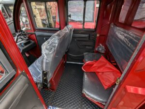 Blick auf die Rückbank für zwei Personen im roten Cargo Runner Doppelkabiner