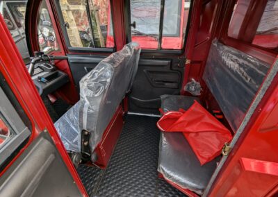 Blick auf die Rückbank für zwei Personen im roten Cargo Runner Doppelkabiner