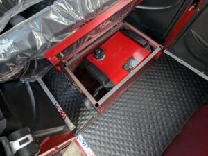 Innenansicht eines roten Elektro-Personentransporters Cargo Runner Doppelkabiner