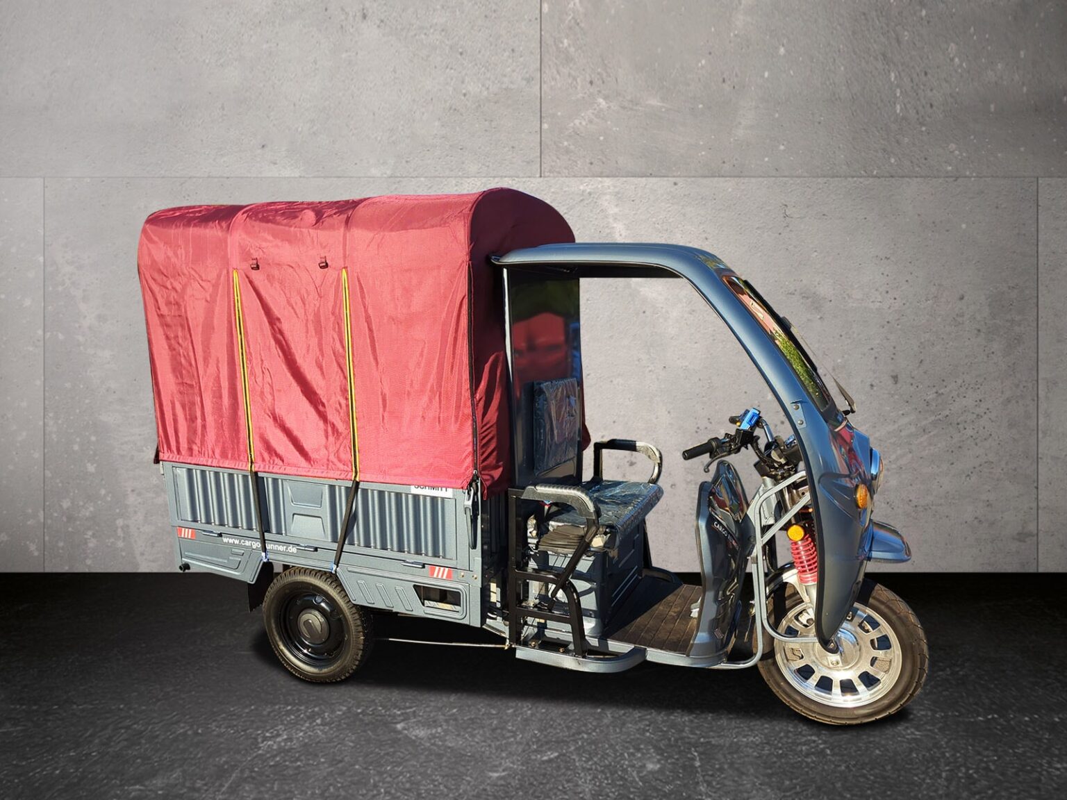 Cargo Runner Big mit roter Plane seitlich fotografiert