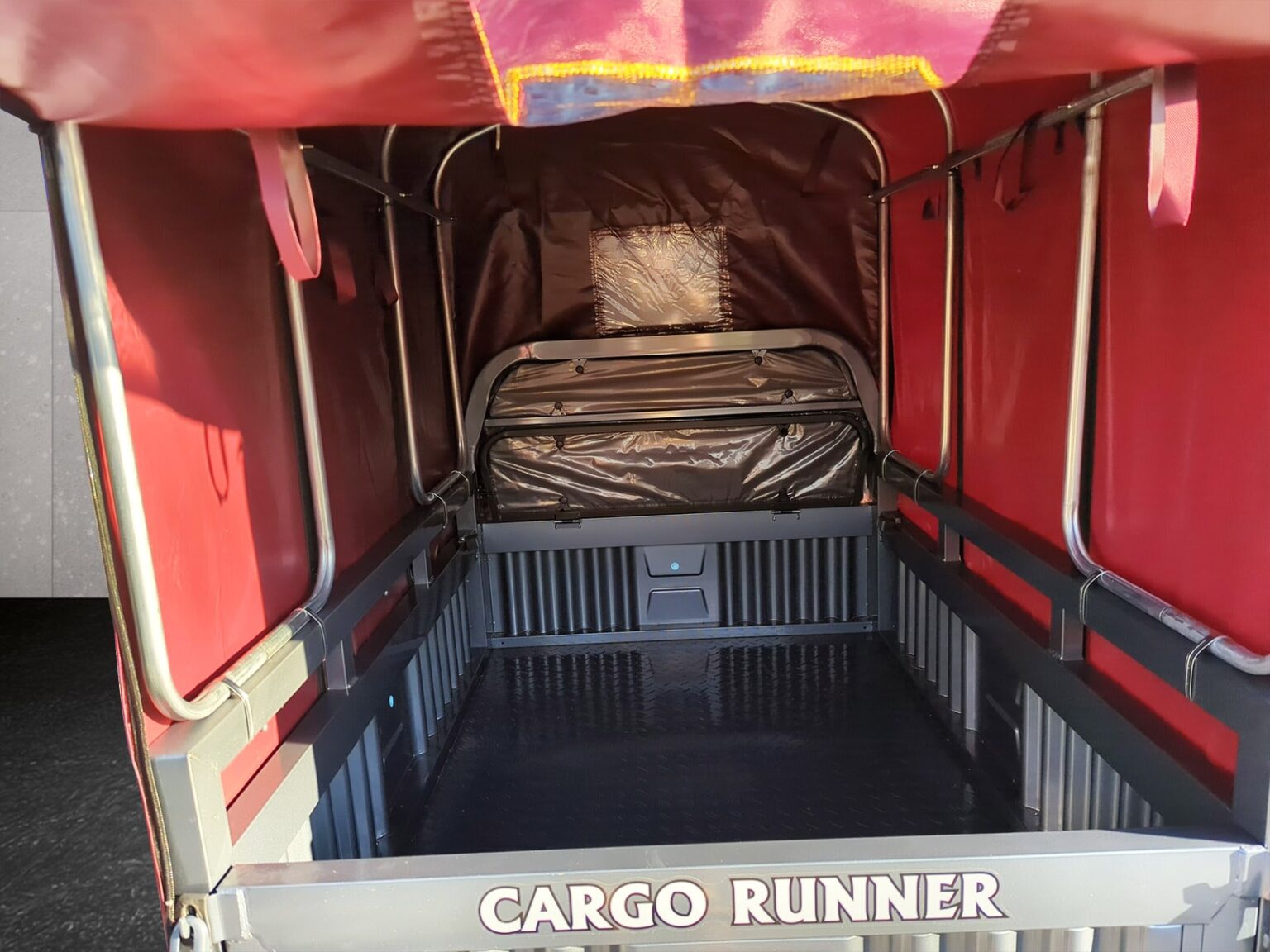 Cargo Runner Big mit roter Plane Innenansicht Ladefläche