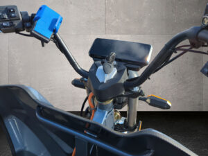 Cargo Runner Classic grau Nahaufnahme Bordcomputer und Handyhalterung