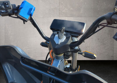 Cargo Runner Classic grau Nahaufnahme Bordcomputer und Handyhalterung